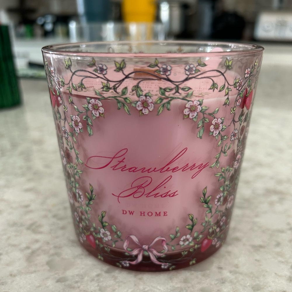 “New” DW Home Strawberry Bliss Floral Pink 13.2 oz Candle with wood wick